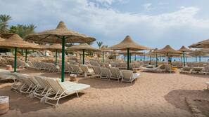 Beach nearby, white sand, beach towels, scuba diving