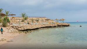 Beach nearby, white sand, beach towels, scuba diving