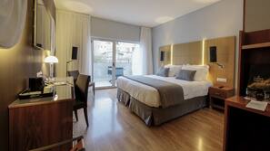 6 slaapkamers, een minibar, een kluis op de kamer, een bureau