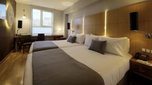 6 slaapkamers, een minibar, een kluis op de kamer, een bureau