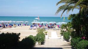 Spiaggia privata, sabbia bianca, cabine da spiaggia gratuite