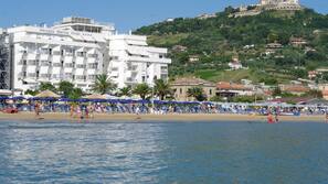Spiaggia privata, sabbia bianca, cabine da spiaggia gratuite