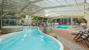 Piscina coperta, piscina stagionale all'aperto, ombrelloni da piscina