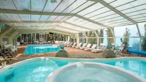 Piscina coperta, piscina stagionale all'aperto, ombrelloni da piscina