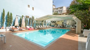 Piscina coperta, piscina stagionale all'aperto, ombrelloni da piscina