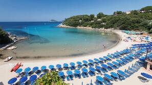 Spiaggia privata, sabbia bianca, cabine (a pagamento), lettini da mare