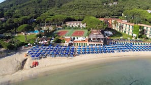 Spiaggia privata, sabbia bianca, cabine (a pagamento), lettini da mare