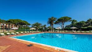 Piscina all'aperto, ombrelloni da piscina, lettini