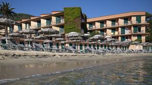 Spiaggia privata, sabbia bianca, cabine (a pagamento), lettini da mare