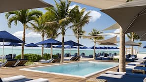 Una piscina cubierta, 4 piscinas al aire libre