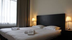 Verduisterende gordijnen, een strijkplank/strijkijzer, babybedden
