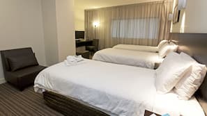 Minibar, Zimmersafe, Schreibtisch, Verdunkelungsvorhänge