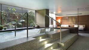 Bañera de hidromasaje en el interior