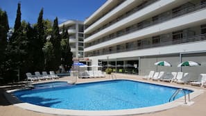 Una piscina al aire libre de temporada (de 9:00 a 21:00), sombrillas