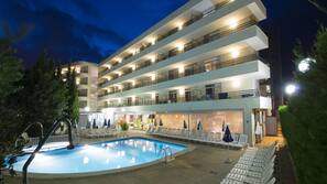 Una piscina al aire libre de temporada (de 9:00 a 21:00), sombrillas