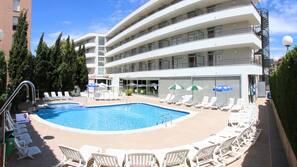Una piscina al aire libre de temporada (de 9:00 a 21:00), sombrillas