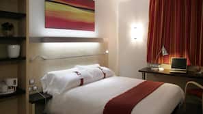 Ropa de cama de alta calidad, escritorio, cortinas opacas