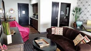 Pillowtop beds, in-room safe, desk, blackout drapes