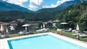 Piscina stagionale all'aperto, una piscina con cascata