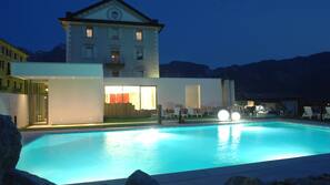 Piscina stagionale all'aperto, una piscina con cascata