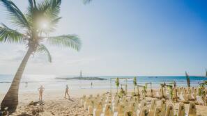 Am Strand, Liegestühle, Sonnenschirme, Strandtücher