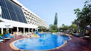 2 outdoor pools