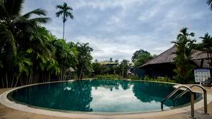 3 outdoor pools, pool umbrellas, pool loungers