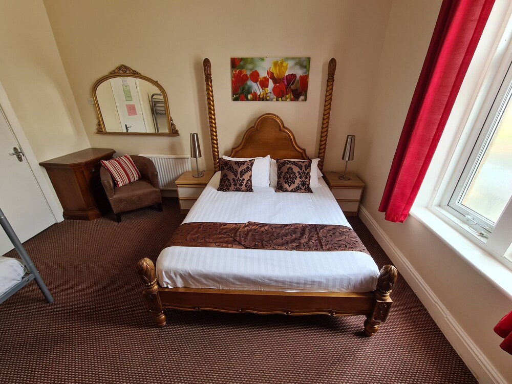Crystals on The Prom, Blackpool: $89 Room Prices & Reviews | Travelocity