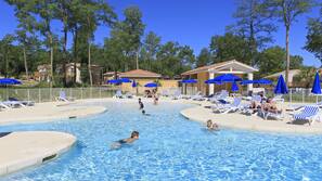 Piscine couverte, 2 piscines extérieures, parasols de plage