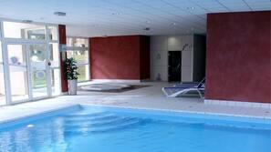 Piscine couverte, 2 piscines extérieures, parasols de plage