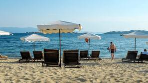 Privatstrand, Cabañas (gegen Gebühr), Liegestühle, Sonnenschirme
