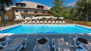 Piscine extérieure (ouverte en saison)