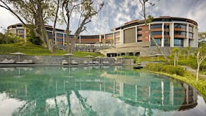 3 outdoor pools