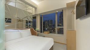 Hypo-allergenic bedding, minibar, in-room safe, desk
