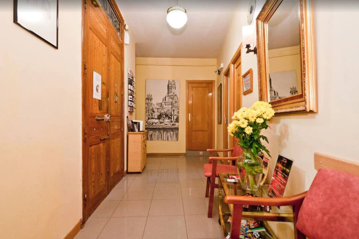 Hostal Oporto Madrid Espana Expedia Es