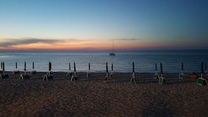 Una spiaggia nelle vicinanze, sabbia bianca, ombrelloni