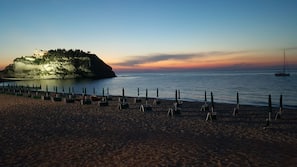Una spiaggia nelle vicinanze, sabbia bianca, ombrelloni