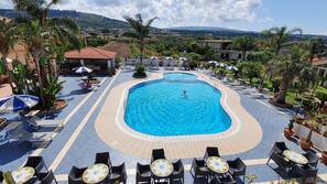 Piscina stagionale all'aperto, una piscina in terrazza
