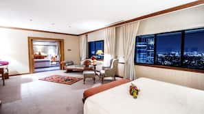 Minibar, desk