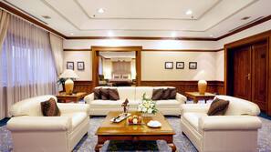 Minibar, desk