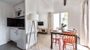 Frigorífico, microondas, placa de cocina y cafetera o tetera