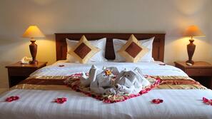 Desk, rollaway beds, free WiFi