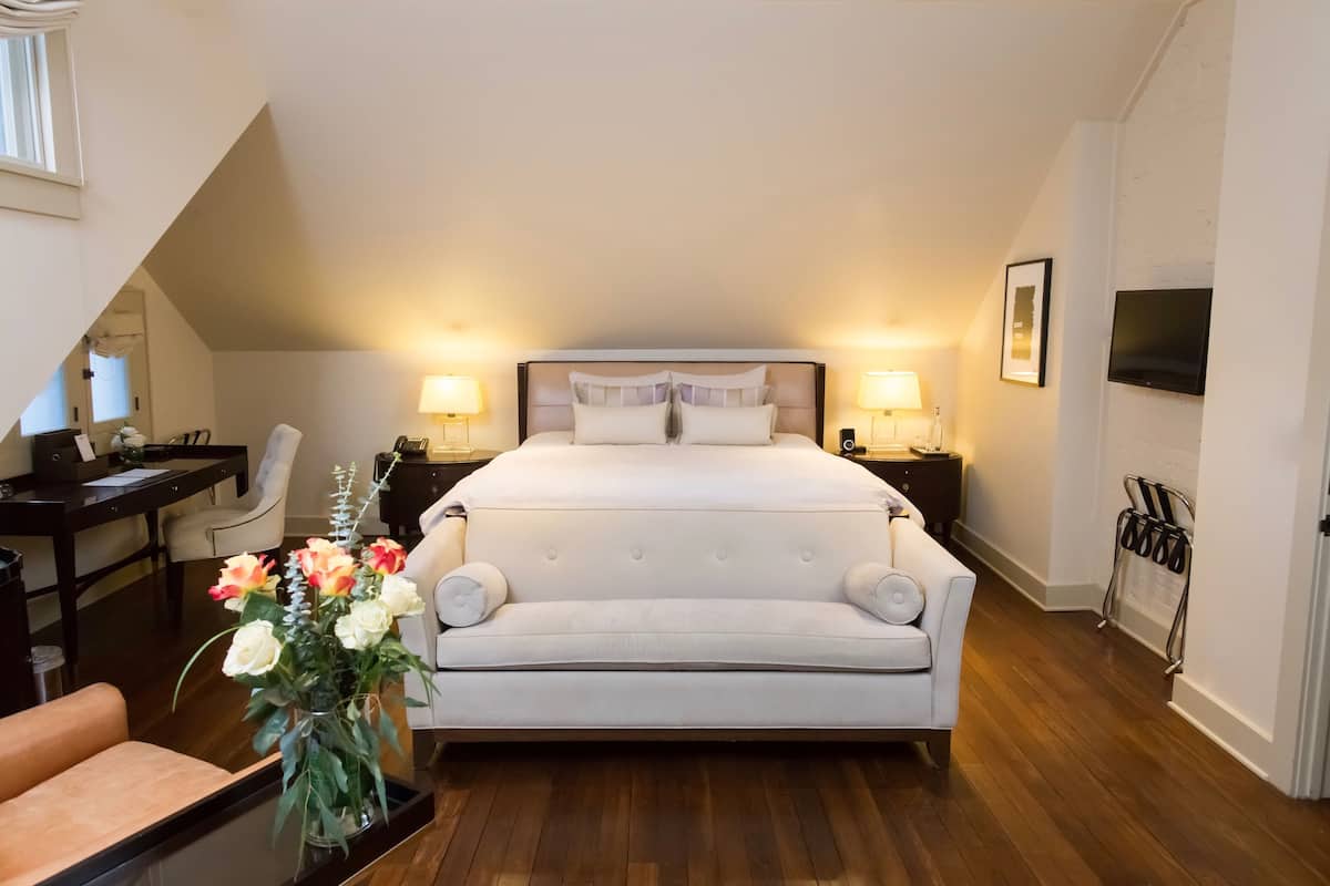 Premium bedding, in-room safe, individually decorated