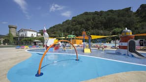 Piscina externa, espreguiçadeiras