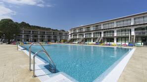 Piscina externa, espreguiçadeiras