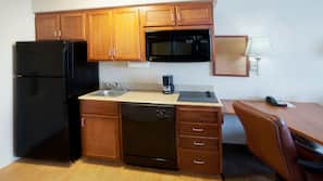 Fridge, microwave, stovetop, dishwasher