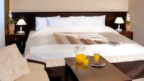 Minibar, in-room safe, free WiFi, alarm clocks