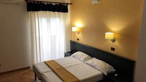 Minibar, una cassaforte in camera, una scrivania, ferro/asse da stiro