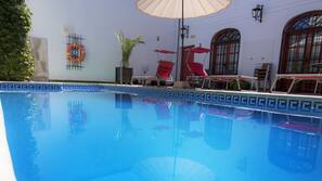 Piscina al aire libre, sombrillas, tumbonas