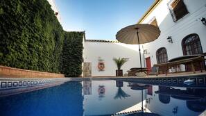 Piscina al aire libre, sombrillas, tumbonas